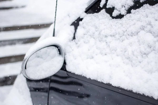 Coche cubierto de nieve blanca fresca. —  Fotos de Stock