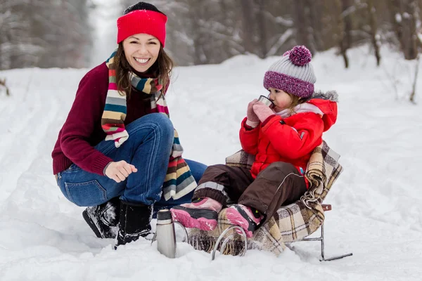 Mutter und Tochter amüsieren sich im Winter. — Stockfoto