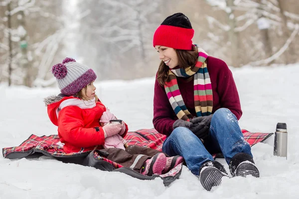 Moeder en dochter hebben plezier in de winter. — Stockfoto
