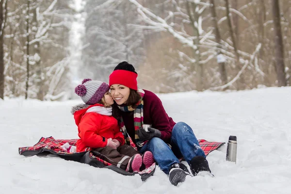 Mère et fille s'amusent à l'heure d'hiver . — Photo