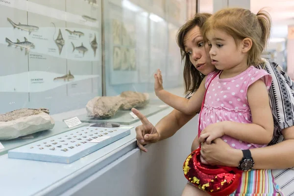 Matka i córka w muzeum. — Zdjęcie stockowe