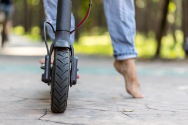 yolda elektrikli scooter