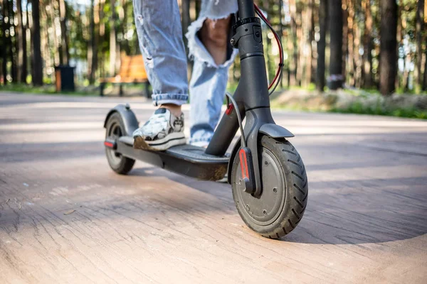 Электрический скутер на дороге — стоковое фото