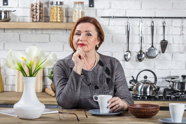 Starší obchodní žena relaxační v úřední kuchyni — Stock fotografie