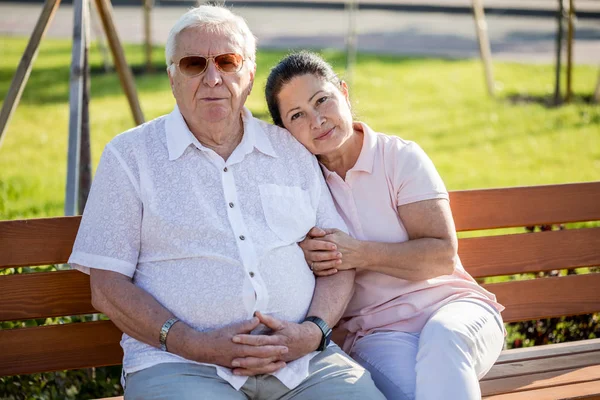 Happy senior couple relaxing in the park. — Stock Photo, Image