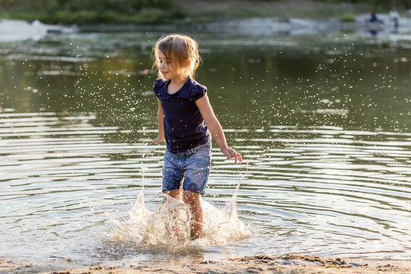 Chica feliz saltando en el río —  Fotos de Stock
