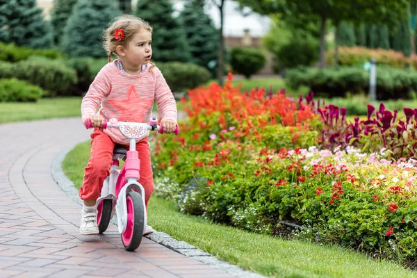 Menina feliz em uma bicicleta pequena . — Fotografia de Stock