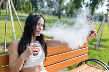 Parkta dinlenen çekici kadın