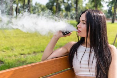 Parkta dinlenen çekici kadın