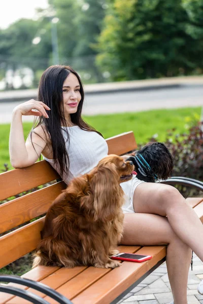 Attractive woman relaxing at the park — Stock Photo, Image