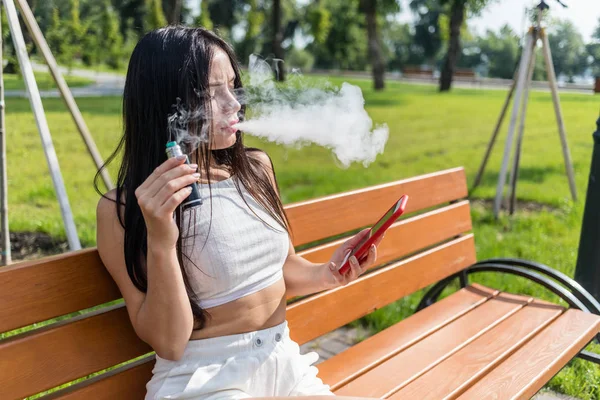 Attractive woman relaxing at the park — Stock Photo, Image