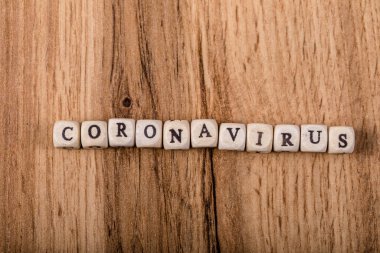 Coronavirus kelimesi tahta blokta yazılı. Coronavirus metni ahşap masa üzerinde Coronavirus konsepti üst görünüm için.