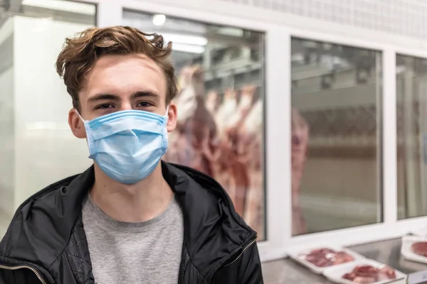 Молодой Человек Одноразовой Медицинской Маске Покупает Супермаркете Время Вспышки Коронавирусной — стоковое фото