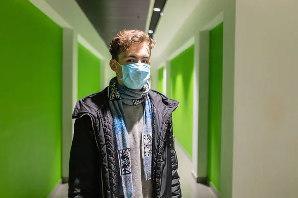 顔のマスクをした若い男コロナウイルスから身を守る Covid 19人 大規模なショッピングモール コロナウイルスの状況の中で世界を歩く — ストック写真