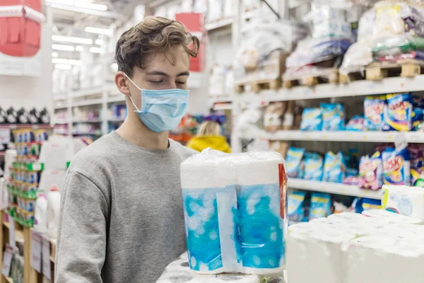 Ung Man Med Engångsmask Som Handlar Snabbköpet Utbrottet Coronavirus Skydd — Stockfoto