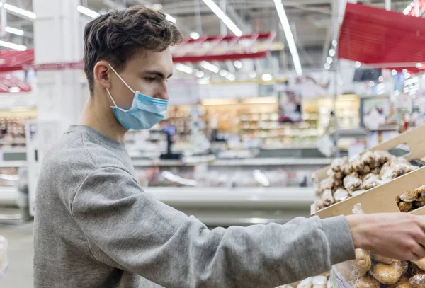 Mladý Muž Sobě Jednorázové Lékařské Masky Nakupování Supermarketu Během Epidemie — Stock fotografie