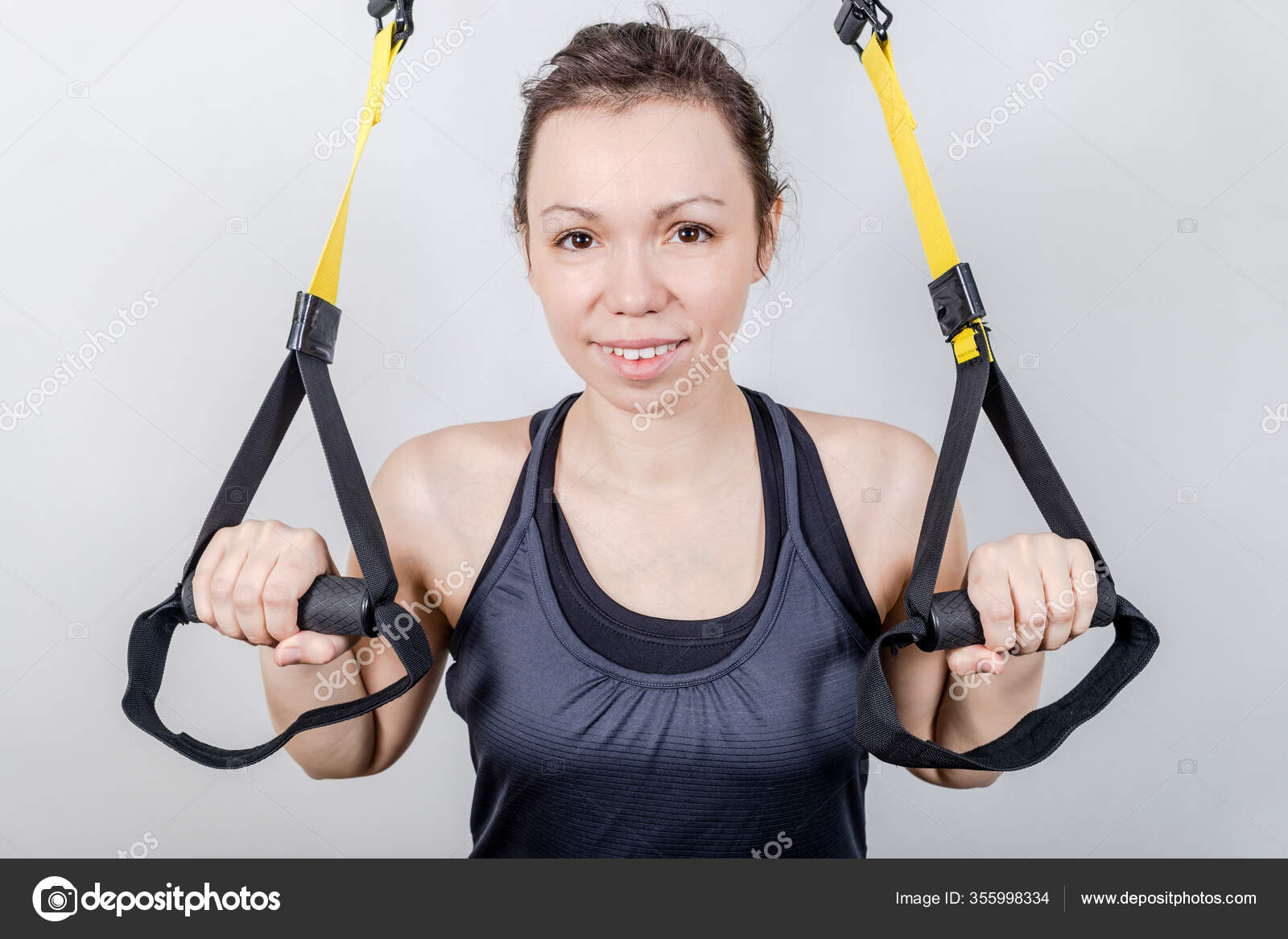 Upper Body Exercise Concept Image Beautiful Woman Exercising Suspension Straps — Stock Photo