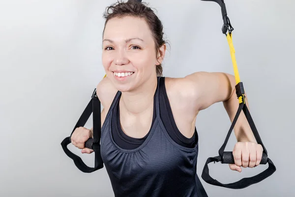 Conceito Exercício Corporal Superior Imagem Mulher Bonita Exercitando Com Tiras — Fotografia de Stock
