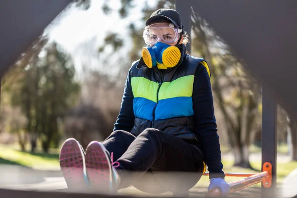 Joven Deporte Fitness Mujer Entrenamiento Aire Libre Con Máscara Médica —  Fotos de Stock