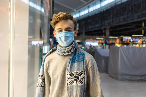 コロナウイルス肺炎の流行時に使い捨ての医療用マスクをスーパーで買っている若者 流行時間中の保護と対策を防止します Covid 19人 — ストック写真