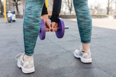 Açık hava yaşam tarzı konsepti. Güneşli parkta spor yapan kaslı bir sporcu..