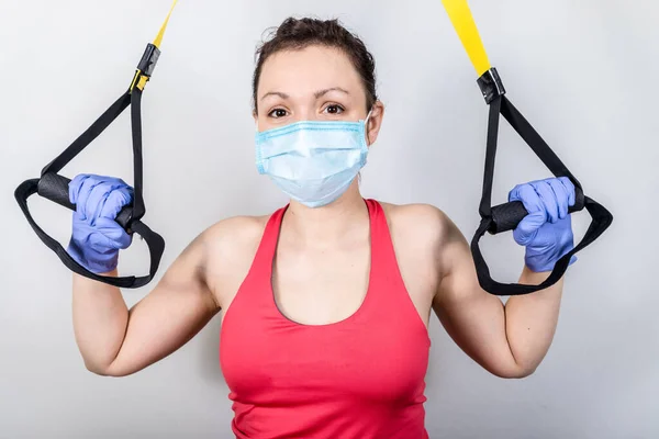 Młoda Kobieta Fitness Sport Trening Trx Noszenie Jednorazowej Maski Medycznej — Zdjęcie stockowe