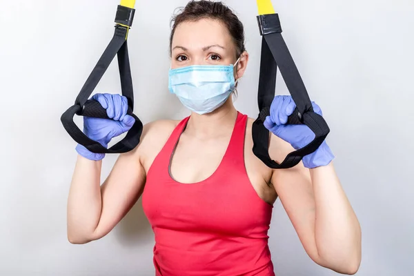 Młoda Kobieta Fitness Sport Trening Trx Noszenie Jednorazowej Maski Medycznej — Zdjęcie stockowe