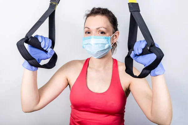 Młoda Kobieta Fitness Sport Trening Trx Noszenie Jednorazowej Maski Medycznej — Zdjęcie stockowe