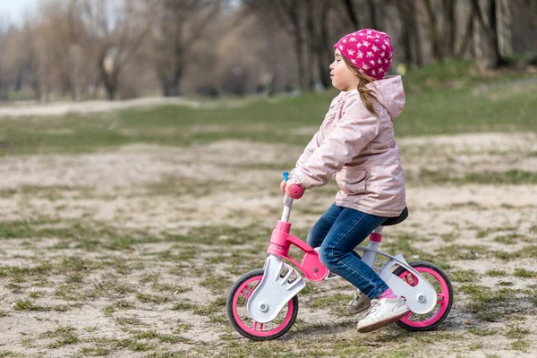 Miúdos Andar Bicicleta Num Parque Crianças Gostam Andar Bicicleta Cidade — Fotografia de Stock