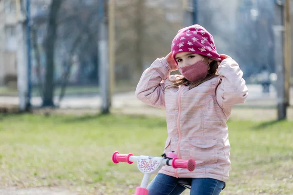 Niña Tiene Máscara Tela Protegerse Coronavirus Covid Niño Con Una — Foto de Stock