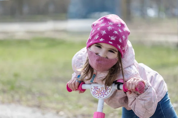 Kleines Mädchen Mit Stoffmaske Schützt Sich Vor Coronavirus Covid Kind — Stockfoto