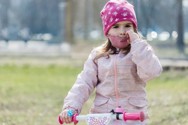 Klein Meisje Heeft Stofmasker Zichzelf Beschermen Tegen Coronavirus Covid Kind — Stockfoto