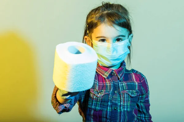 소녀는 코로나 바이러스 Coronavirus Covid 자신을 보호하는 가지고 안전을 마스크를 — 스톡 사진