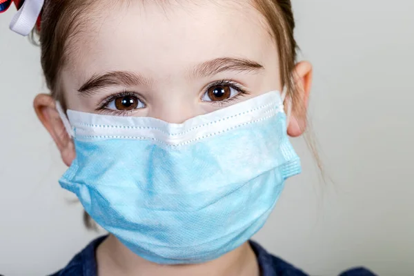 Kleines Mädchen Mit Stoffmaske Schützt Sich Vor Coronavirus Covid Kind — Stockfoto