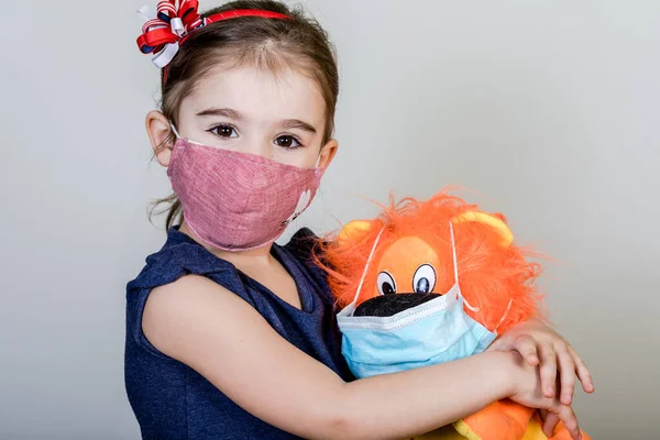 Niña Tiene Máscara Tela Protegerse Coronavirus Covid Niño Con Una — Foto de Stock