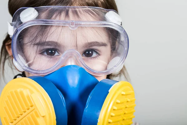 女の子はコロナウイルスCovid 19から身を守る特別な防衛マスクを持っています 安全屋外活動のための彼女の鼻の上にマスクを持つ子供 病気や大気汚染 — ストック写真