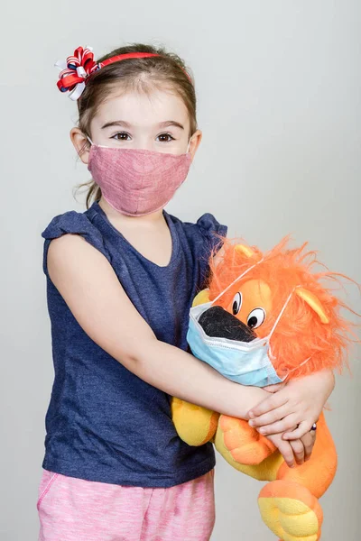 Kleines Mädchen Mit Stoffmaske Schützt Sich Vor Coronavirus Covid Kind — Stockfoto