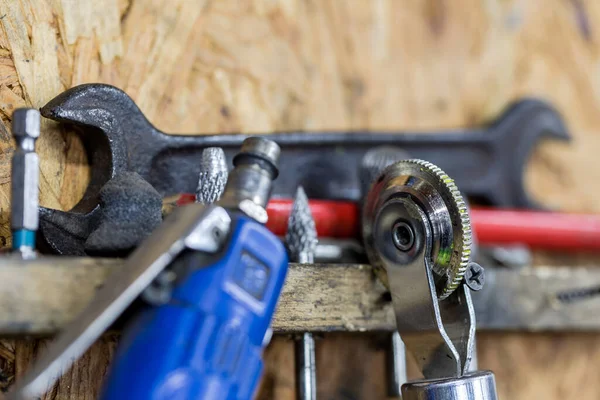 Automechaniker Arbeitet Der Werkstatt Autoservice Reparatur Und Wartung Handhaltender Schraubenschlüssel — Stockfoto