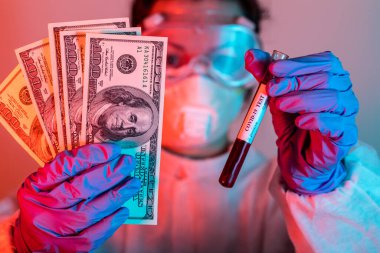 Korumadaki doktor Coronavirus COVID-19 analizi için kan ve parayla test tüpü tutuyor. Çin koronavirüsü konsepti. Grip aşısı, koronavirüs, ebola..