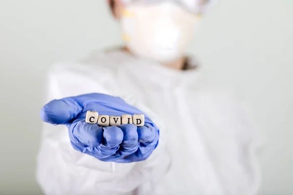 Doctor Desgaste Protector Sosteniendo Palabra Coronavirus Covid Concepto Coronavirus Chino — Foto de Stock