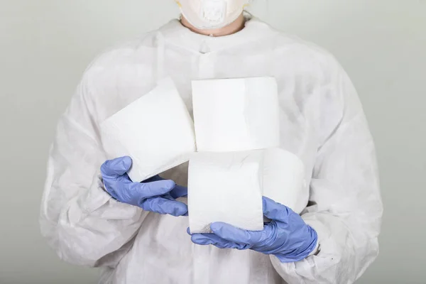 Doctor Desgaste Protector Sosteniendo Papel Higiénico Concepto Coronavirus Chino — Foto de Stock