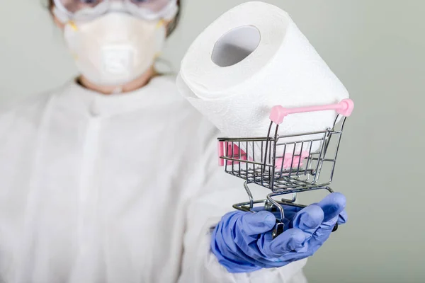 Lekarz Ochronnym Ubraniu Trzymający Papier Toaletowy Koncepcja Chińskiego Koronawirusu — Zdjęcie stockowe