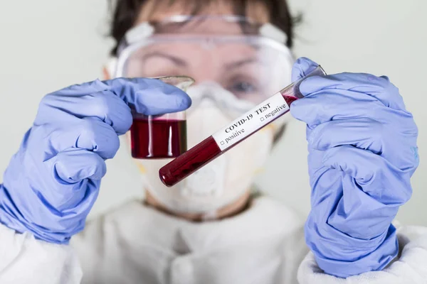 Lekarz Ochronnym Ubraniu Trzyma Probówkę Krwią Pieniędzmi Analizy Coronavirus Covid — Zdjęcie stockowe