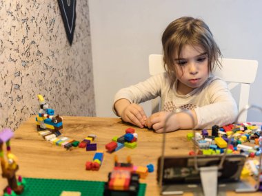 Covid-19 Coronavirus ve evden öğrenme. Küçük kız çevrimiçi öğrenme ve evde yaratma. Karantina ve Sosyal Mesafe.