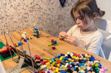 Covid-19 Coronavirus ve evden öğrenme. Küçük kız çevrimiçi öğrenme ve evde yaratma. Karantina ve Sosyal Mesafe.