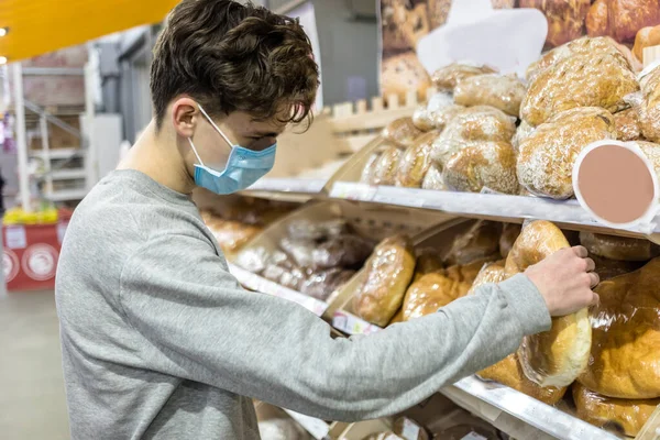 Mladý Muž Obličejovou Maskou Ochrana Proti Koronaviru Nakupování Supermarketu Svět — Stock fotografie