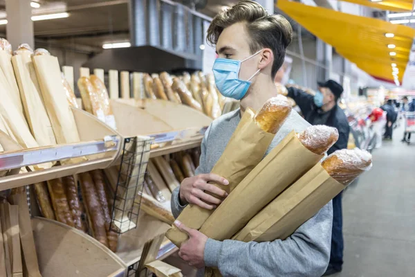 Молодой Человек Маске Защита Коронавируса Покупки Супермаркетах Мир Фоне Коронавируса — стоковое фото
