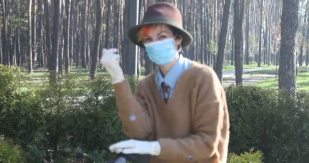 Une Femme Élégante Portant Masque Des Gants Pour Défendre Coronavirus — Video