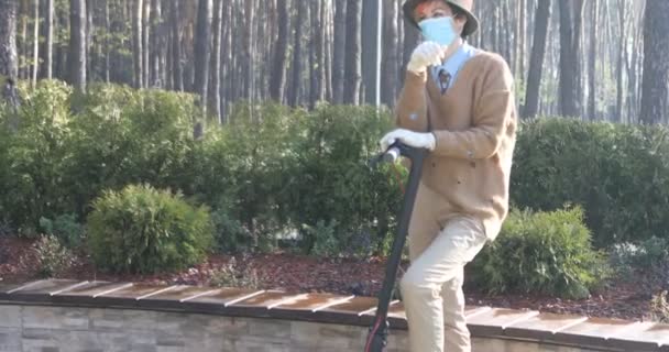 Een Stijlvolle Vrouw Met Masker Handschoenen Haar Beschermen Tegen Het — Stockvideo