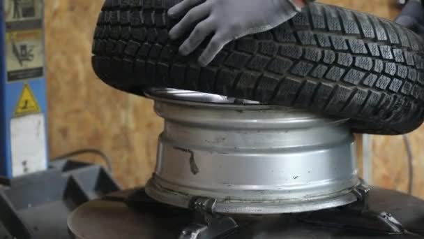 Lastik Tamiri Süreci Arabanın Lastiğini Tamirciyle Tamir Kış Lastikleri — Stok video